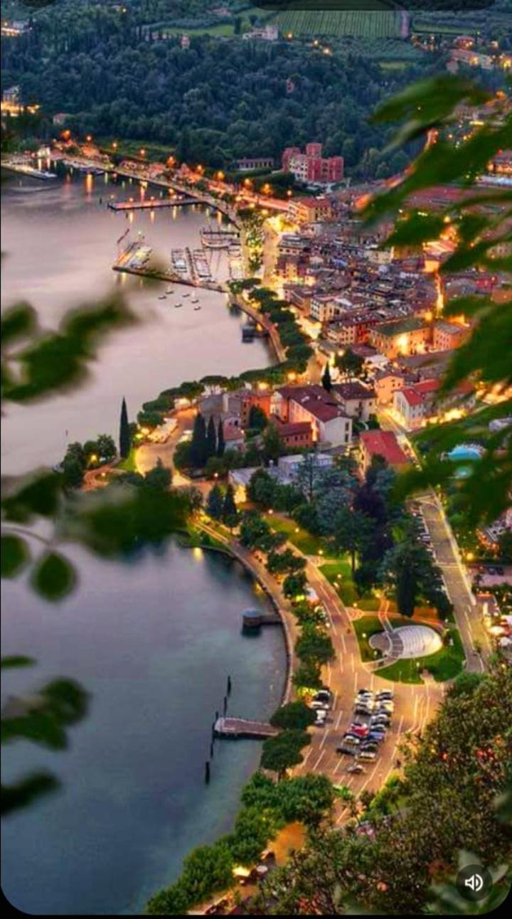 Regina Gardesana Villa Bagian luar foto